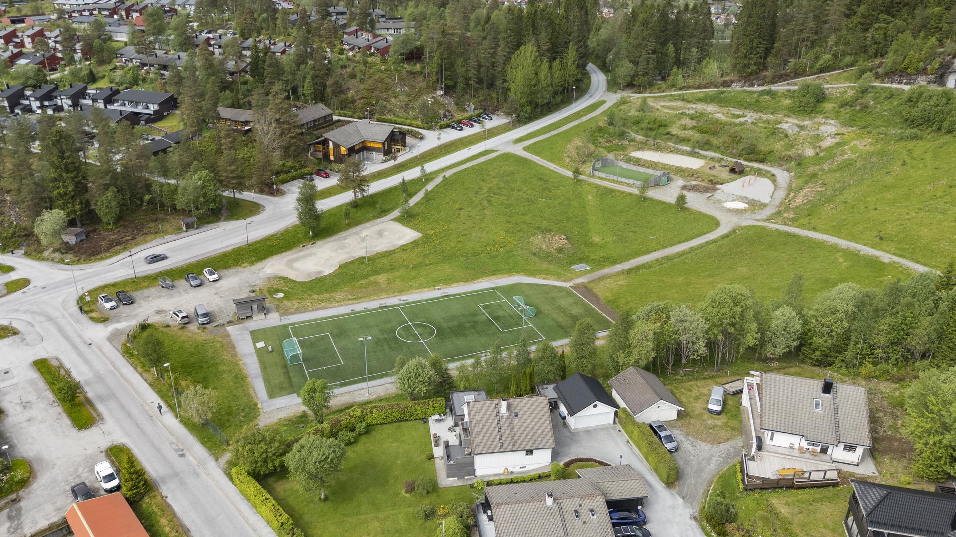 - Det er kort vei til fotballbane, barnehage og flere turområder - blant annet dagsturhytta Gytta -