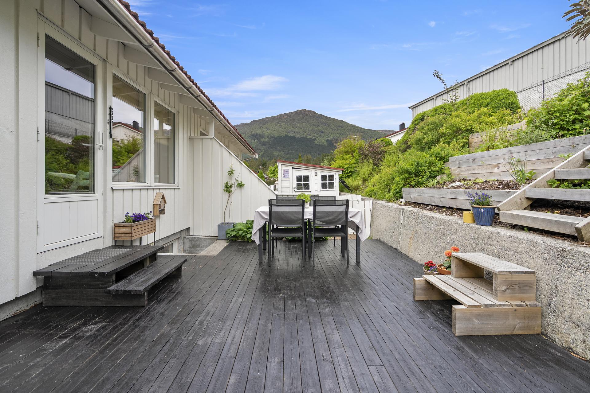 - Fra kjøkken er det utgang til terrasse på 22m2. Her er god plass til møblering i flere soner - 