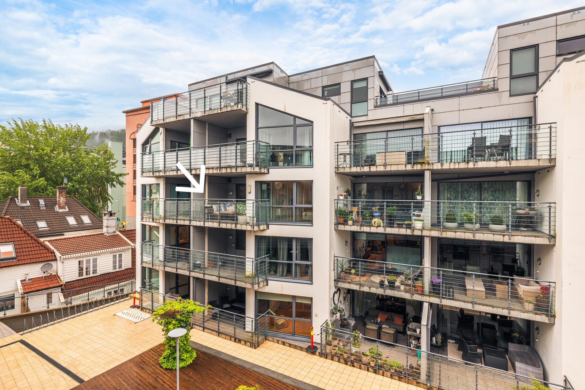 Leiligheten ligger fint til i byggets 4. etasje, og i Nøstet boligsameie nyter man godt av pent opparbeidede fellesområder som et stort atrium og ikke minst en fantastisk felles, takterrasse.