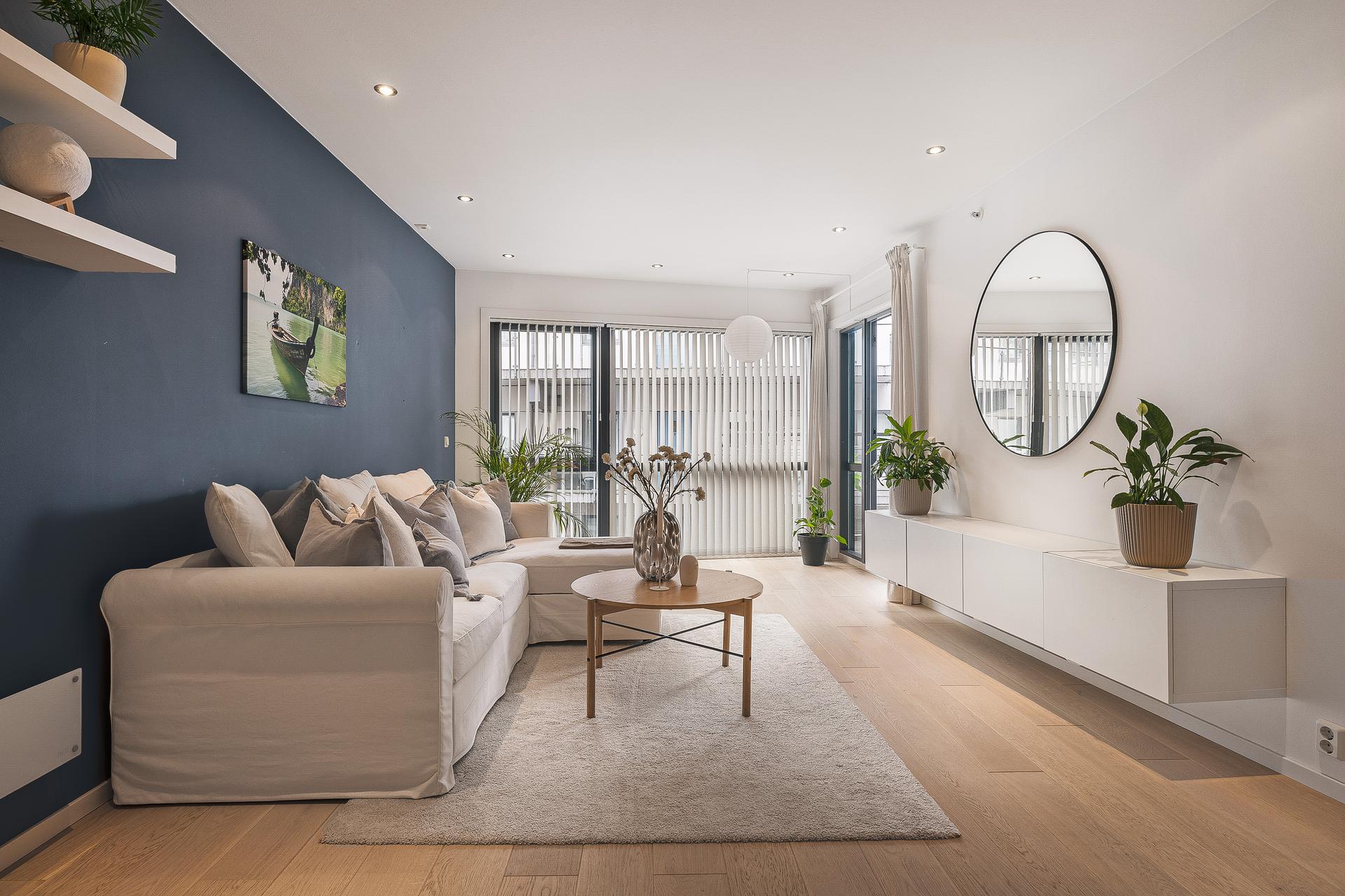 Boligen har moderne byggestandard med bla. balansert ventilasjon, rør-i-rør, og en klassisk utforming som gjør at man enkelt kan sette sitt eget preg på boligen. 
