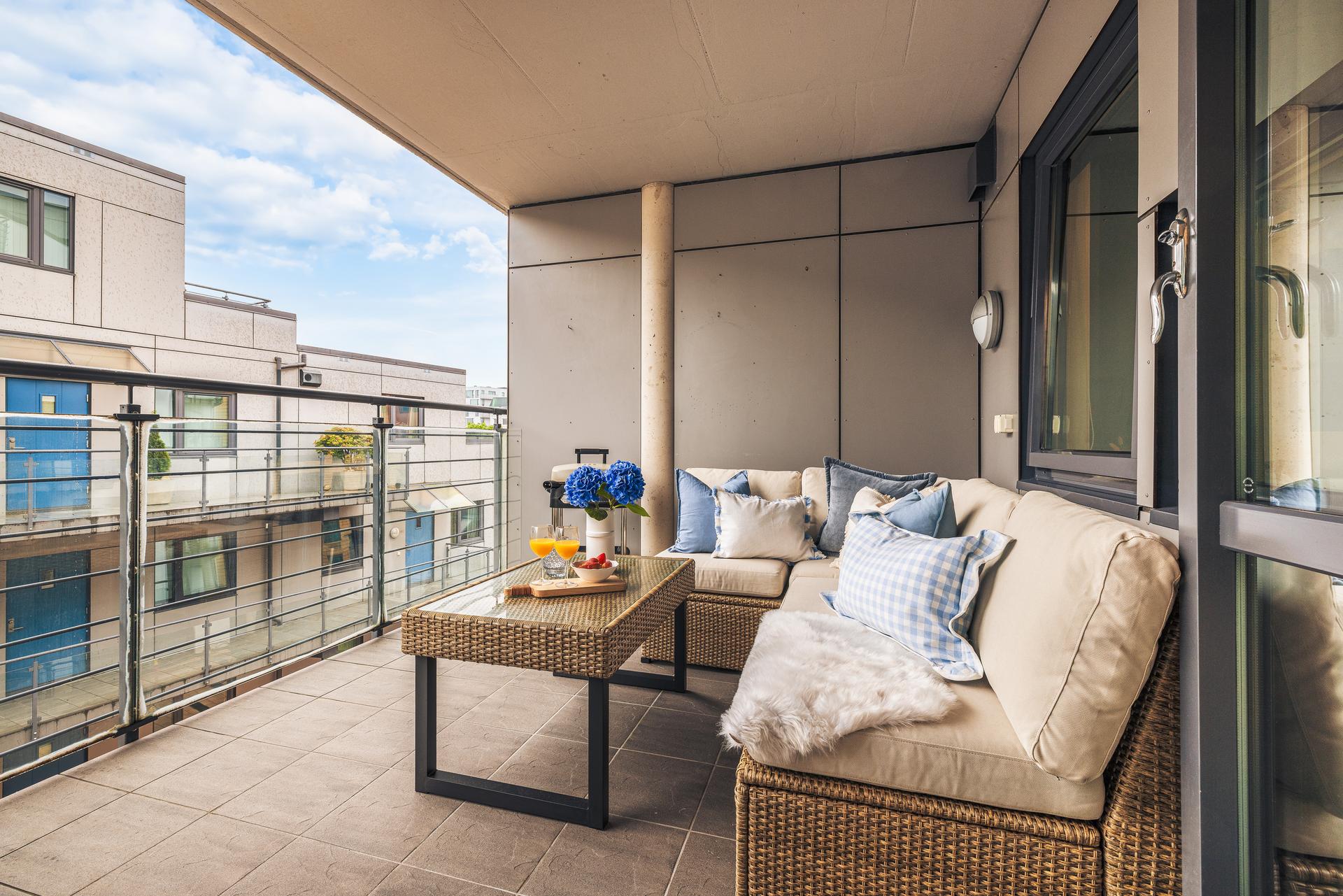 Fra stuen er det utgang til den vestvendte balkongen som blir en fin forlengelse av boligen i sommerhalvåret. Denne er overbygget og utstyrt med terrassevarmer, hvilket gjør at man også kan bruke den sene sommerkvelder, men også utover høsten!
