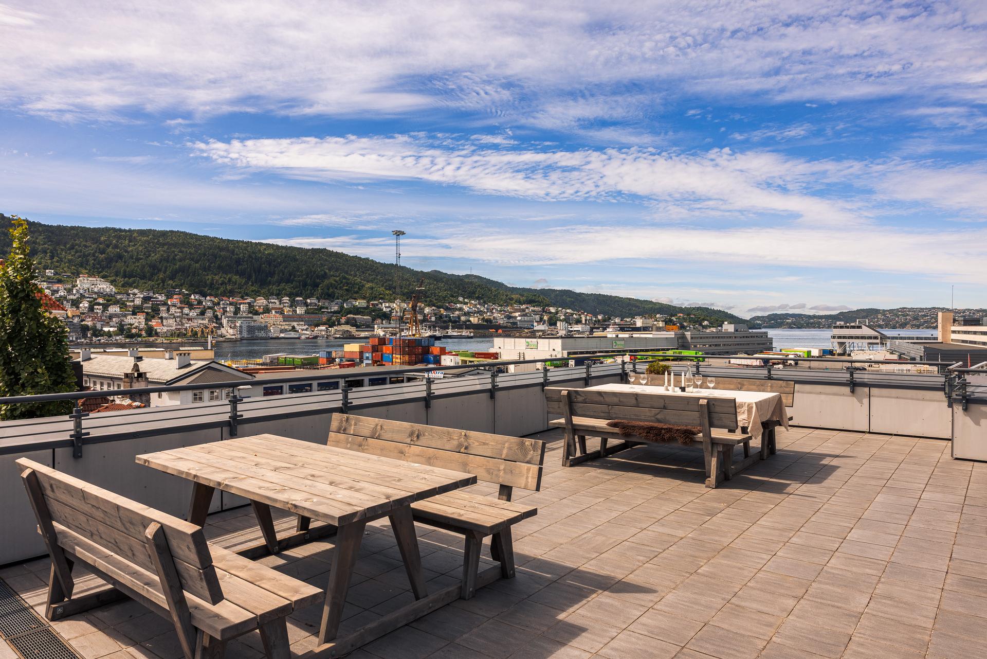 Takterrassen byr på meget gode solforhold og ikke minst en nydelig utsikt over byfjorden. 