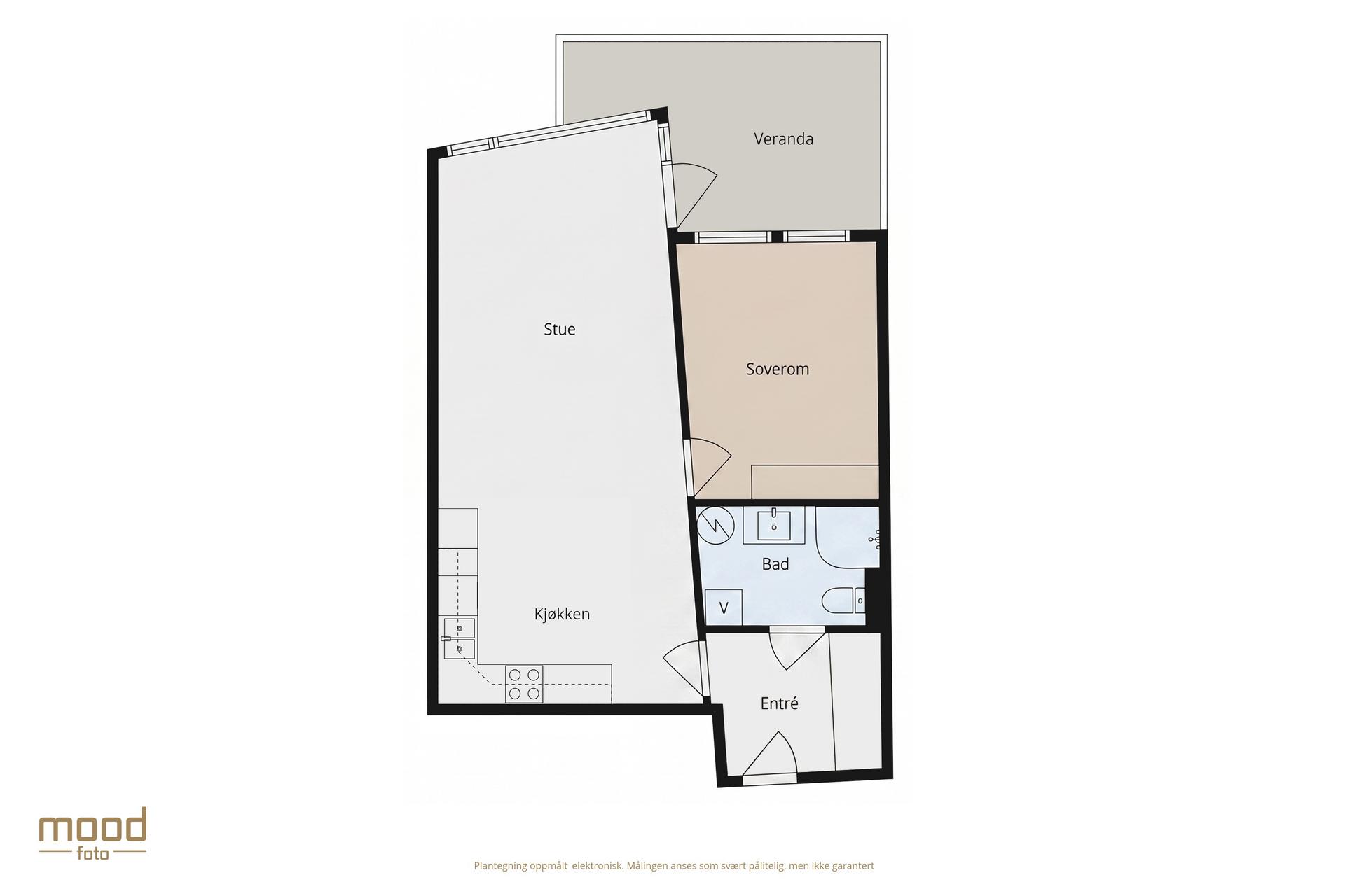 Leiligheten har en praktisk planløsning med god størrelse på alle rom, og følgende arealfordeling: Entré: 4,8 m², bad: 4,9 m², Soverom: 9,8 m², samt kjøkken og stue: 29,0 m². I tillegg disponerer leiligheten en bod i underetasjen på 5 m².
