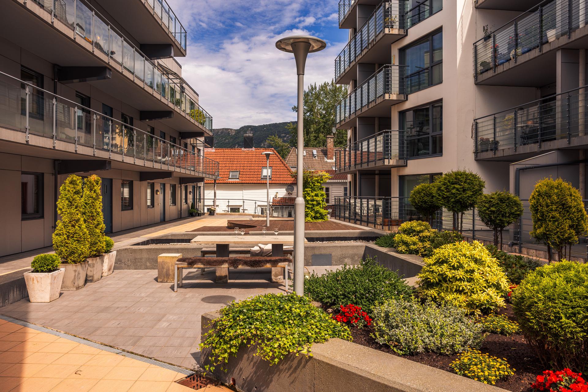 Nøstet boligsameie består av 57 boligseksjoner, og en næringsseksjon. Laget er veldrevet, med god økonomi og lave felleskostnader. Videre har beboerne hyggelige omgivelser som dette velstelte atriumet mellom byggene.