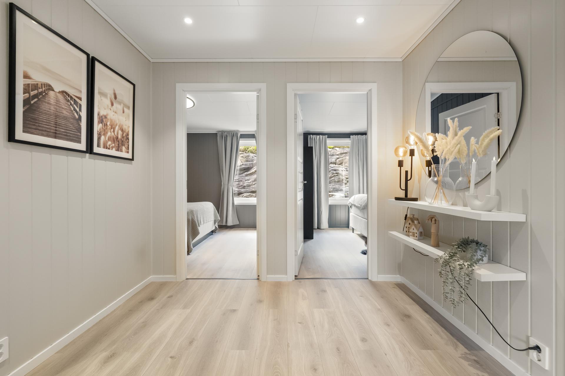 - Det er gjennomgående 1-stavs laminat i hele leiligheten og downlights i himling -