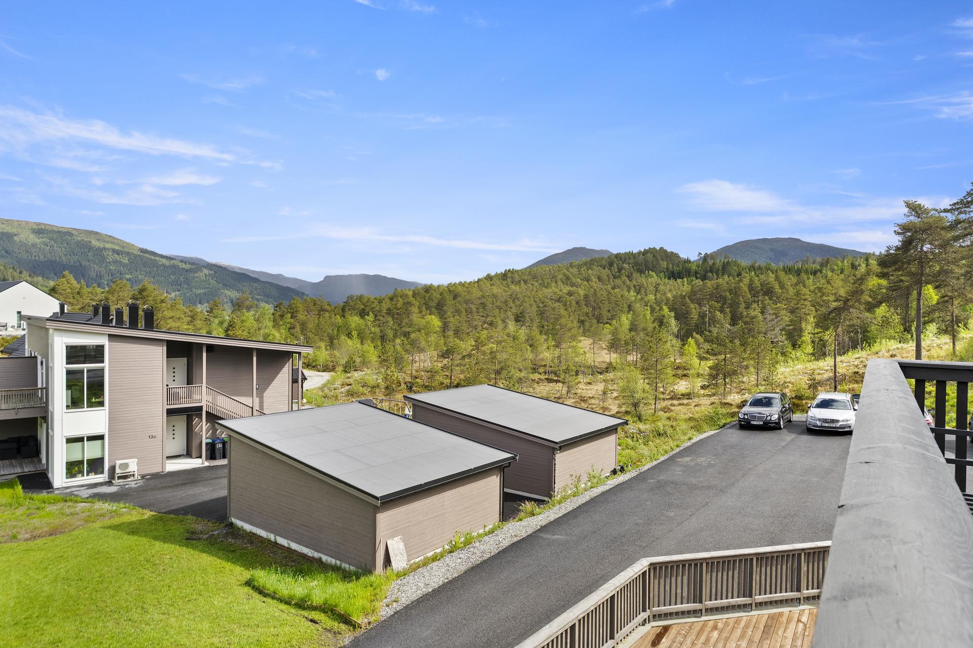 - Fra stue/kjøkken er det utgang til vestvendt terrasse på 17m2 med kveldssol - 