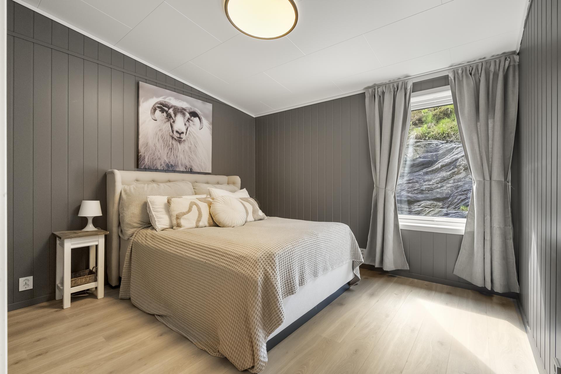 - Hovedsoverom er tilknyttet bod som kan nyttes som walk-in-closet -