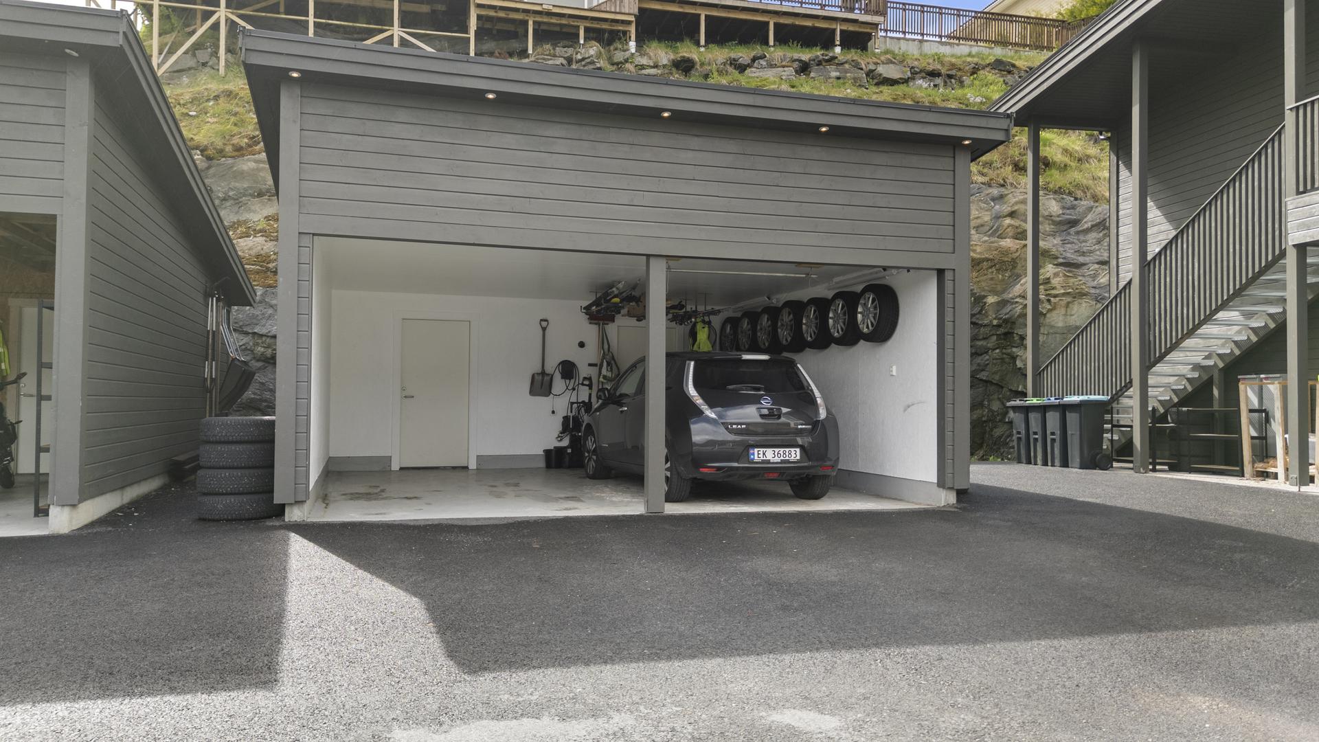 - Seksjonen har fast parkeringsplass i carport rett utenfor bygget -