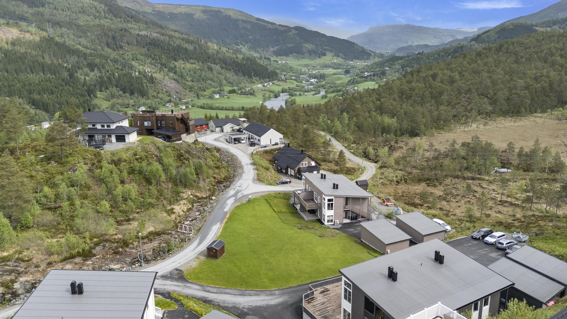 - Det er fine turmuligheter i område, samt kort vei til lekeplass for de minste -