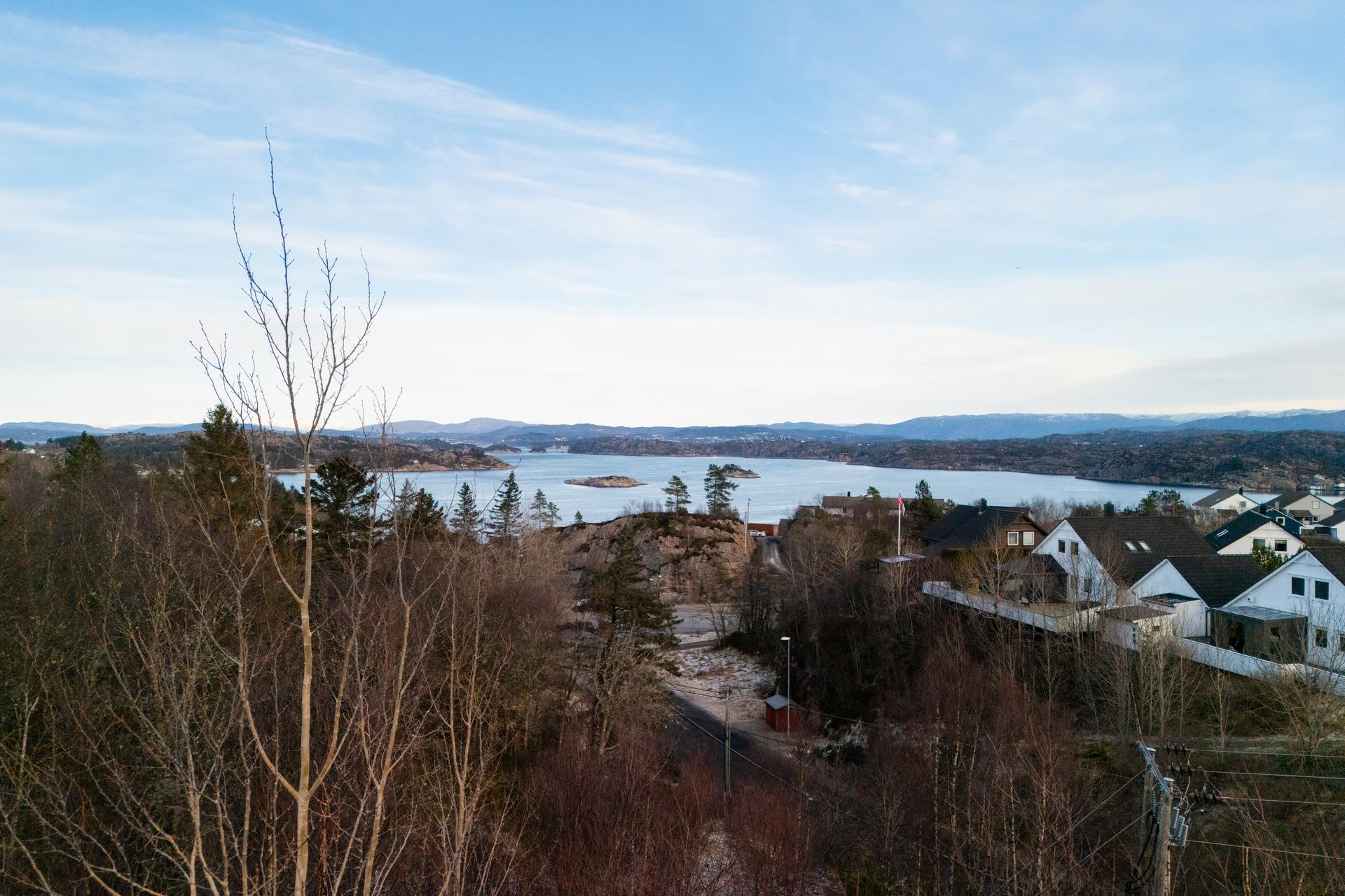 Området har pen utsikt over sjø og landskapsområde