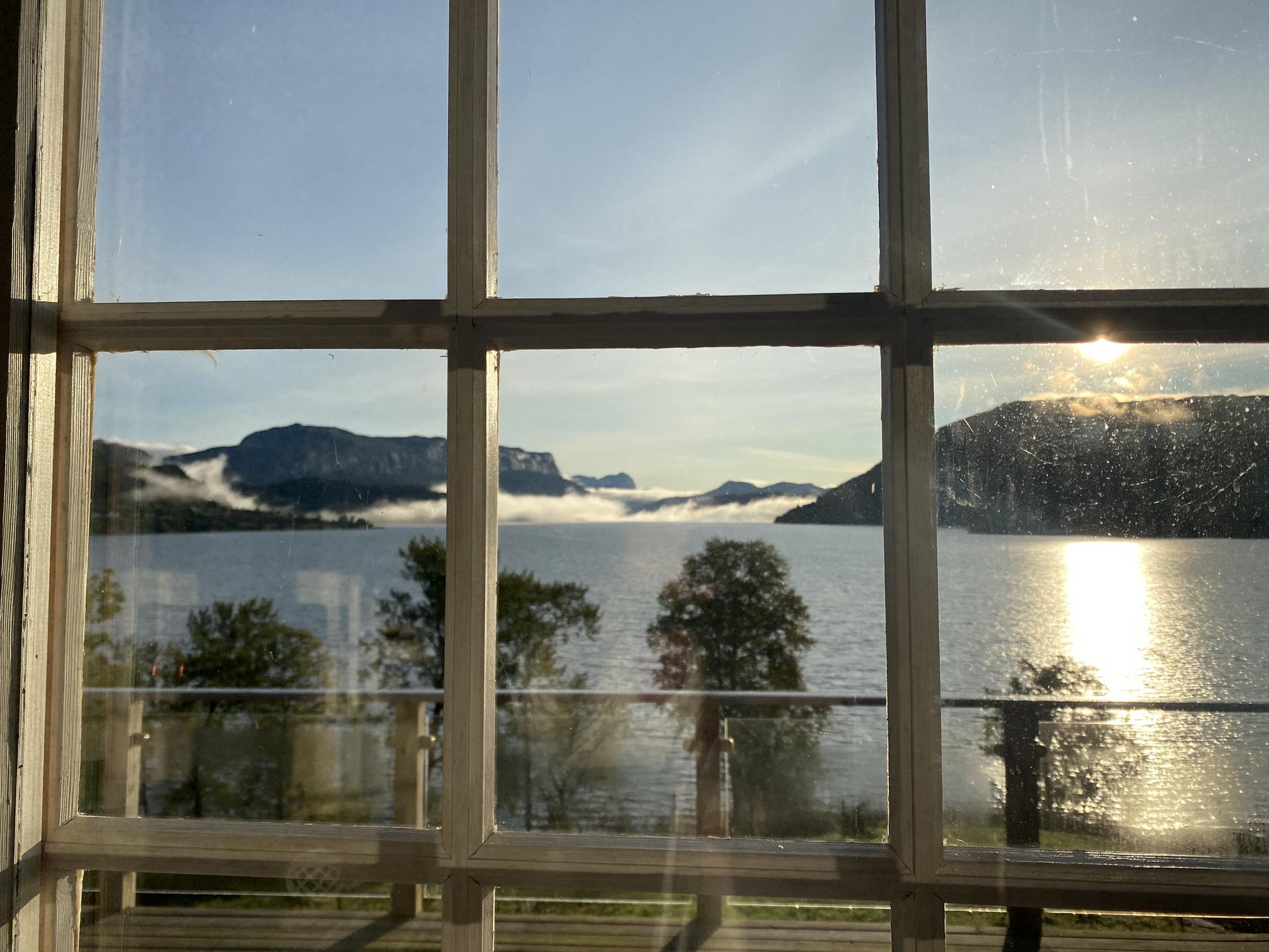 - Her kan man nyte sol og utsikt både ute og inne - 