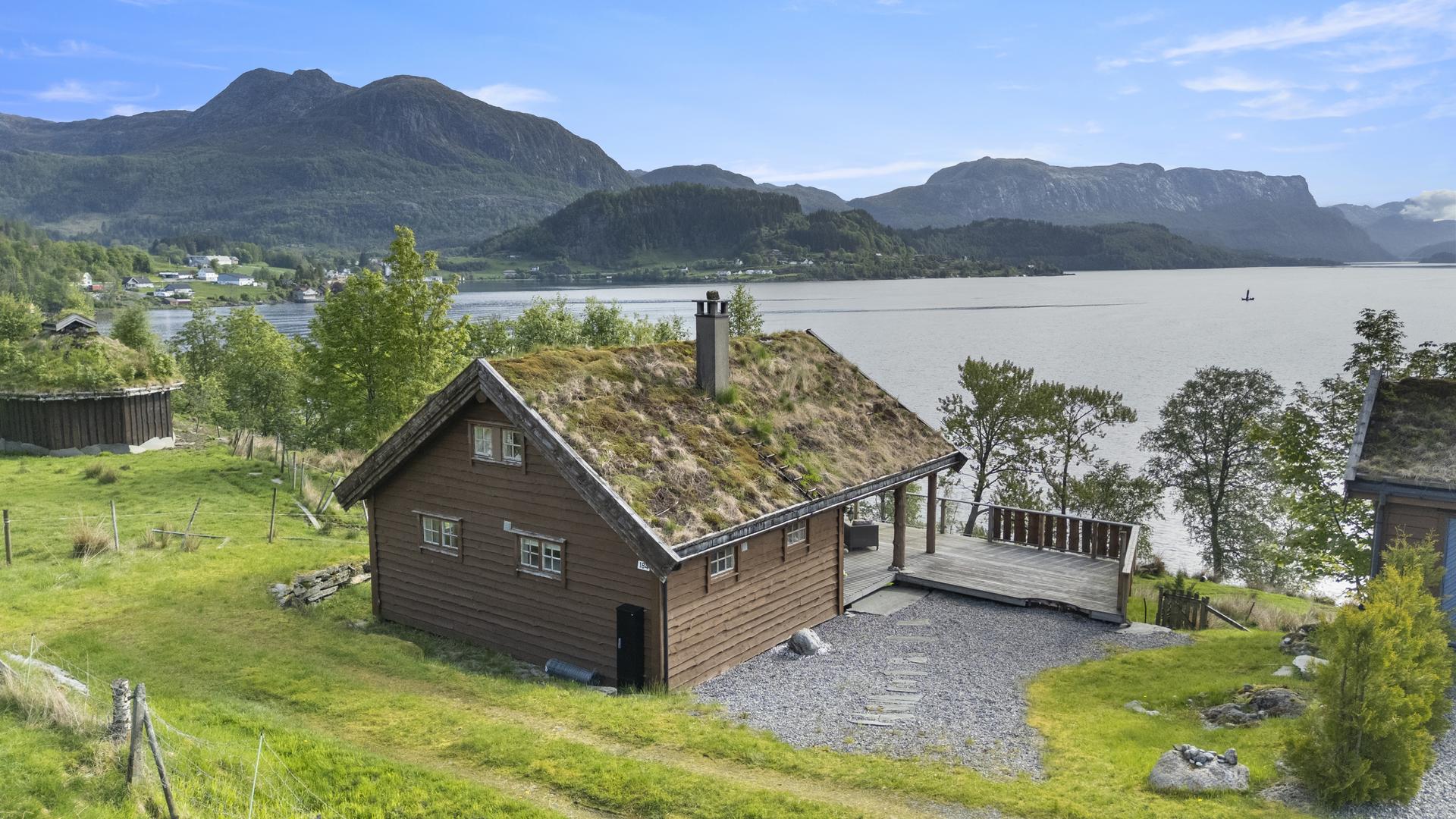 - Eiendommen ligger idyllisk til i Holmedal med usjenert utsikt -