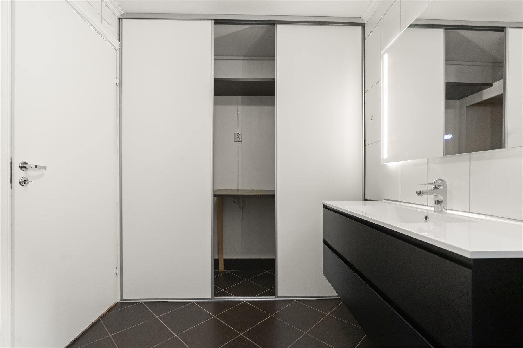 - Praktisk skyvedørsgarderobe på bad, her er også opplegg til vaskemaskin - 