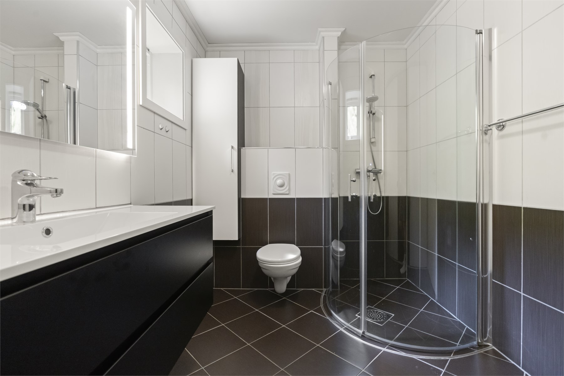 - Badet er helfliset og har varmekabler i gulv - 