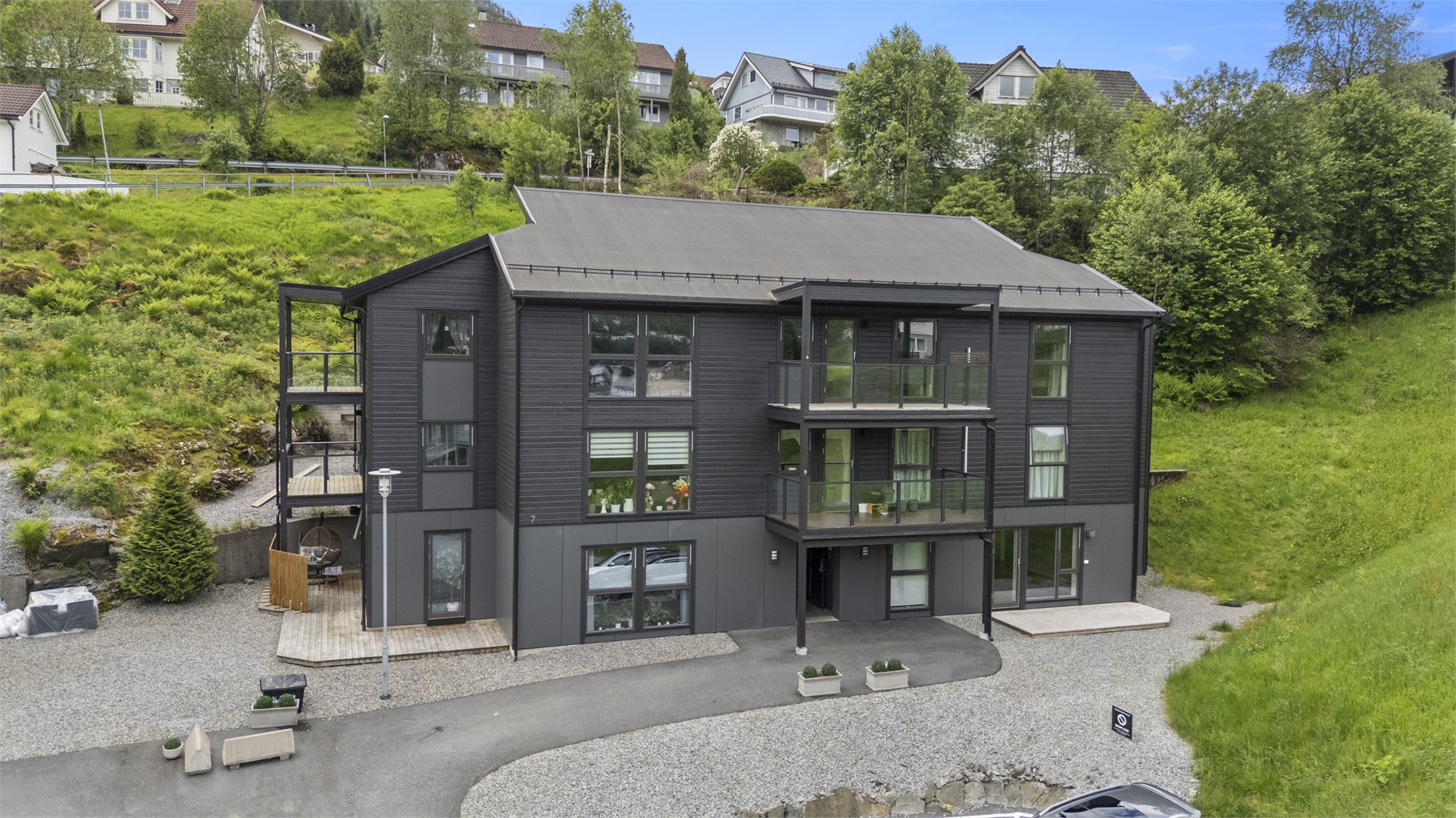 - I 20/21 gjorde borettslaget en stor oppgradering med nye balkonger, vinduer, ytterkledning og tak på bygget. -