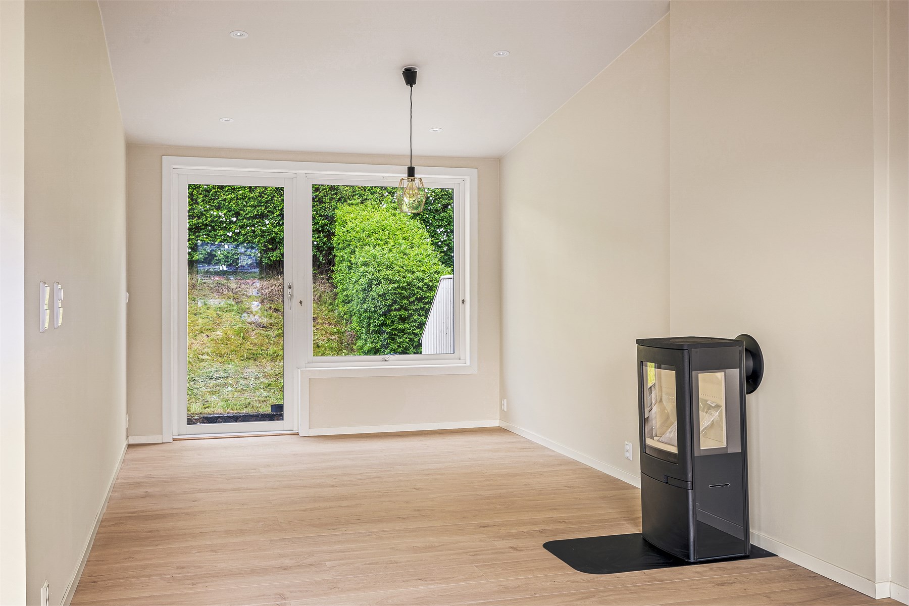 Stuen har en ny og moderne peis som tilfører boligen både varme, atmosfære og et elegant blikkfang. 
