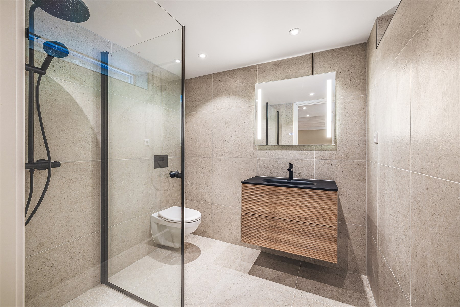 Delikat bad som ble totalrenovert i 2026 med eksklusive fliser og moderne innredning. Badet er ubrukt og det kommer med dokumentasjon.