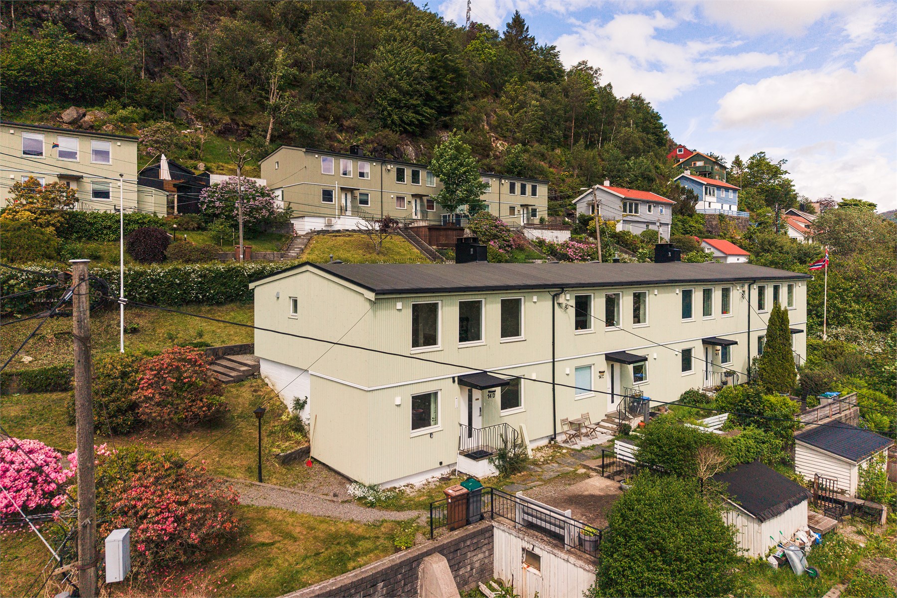Boligen er oppgradert med etterisolerte yttervegger, ny vindsperrer, lekter og ytterkledning i 2021/2022 i regi av aksjelaget. 