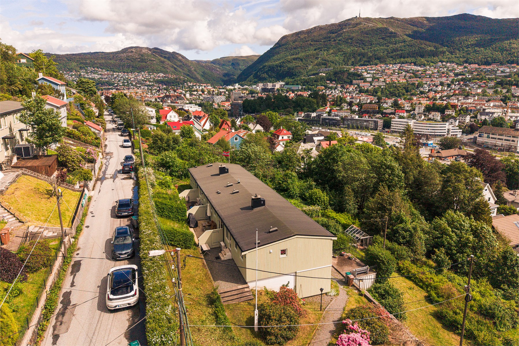 Fra boligen har du nydelig utsikt mot Ulriken og byfjellene, et vakkert og karakteristisk bakteppe som understreker nærheten til naturen. 