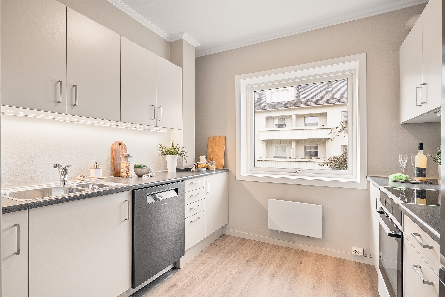 Kjøkkenet leveres altså komplett med stekeovn, platetopp med induksjon, ventilator, oppvaskmaskin, og et frittstående kjøleskap med frys. Når man i tillegg har god skap- og benkeplass vil husets kokk ha gode arbeidsforhold på dette kjøkkenet!