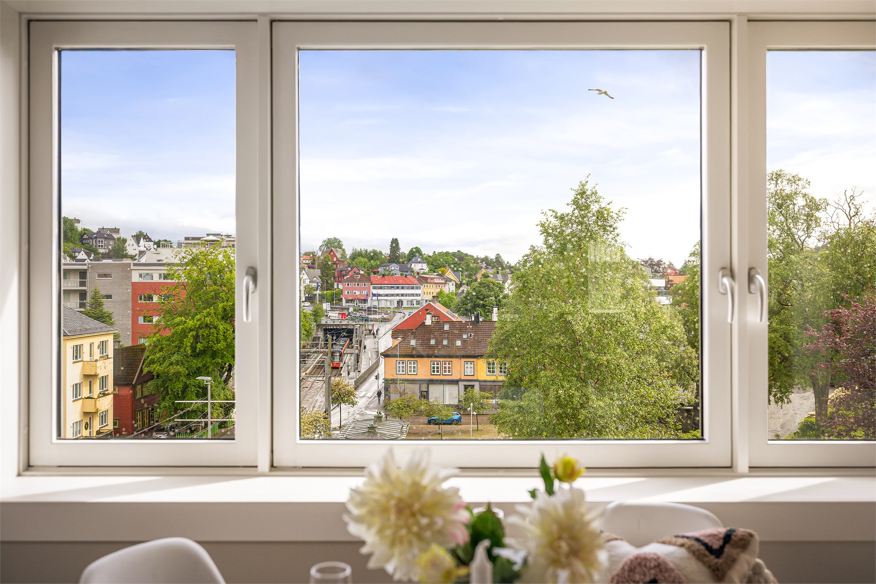 Som tidligere nevnt gir den heldige plasseringen høyt på hjørne upåklagelige utsiktsforhold! Utenfor vinduene er det idyll med fine byfjell, koselig bebyggelse og grønne hager. 