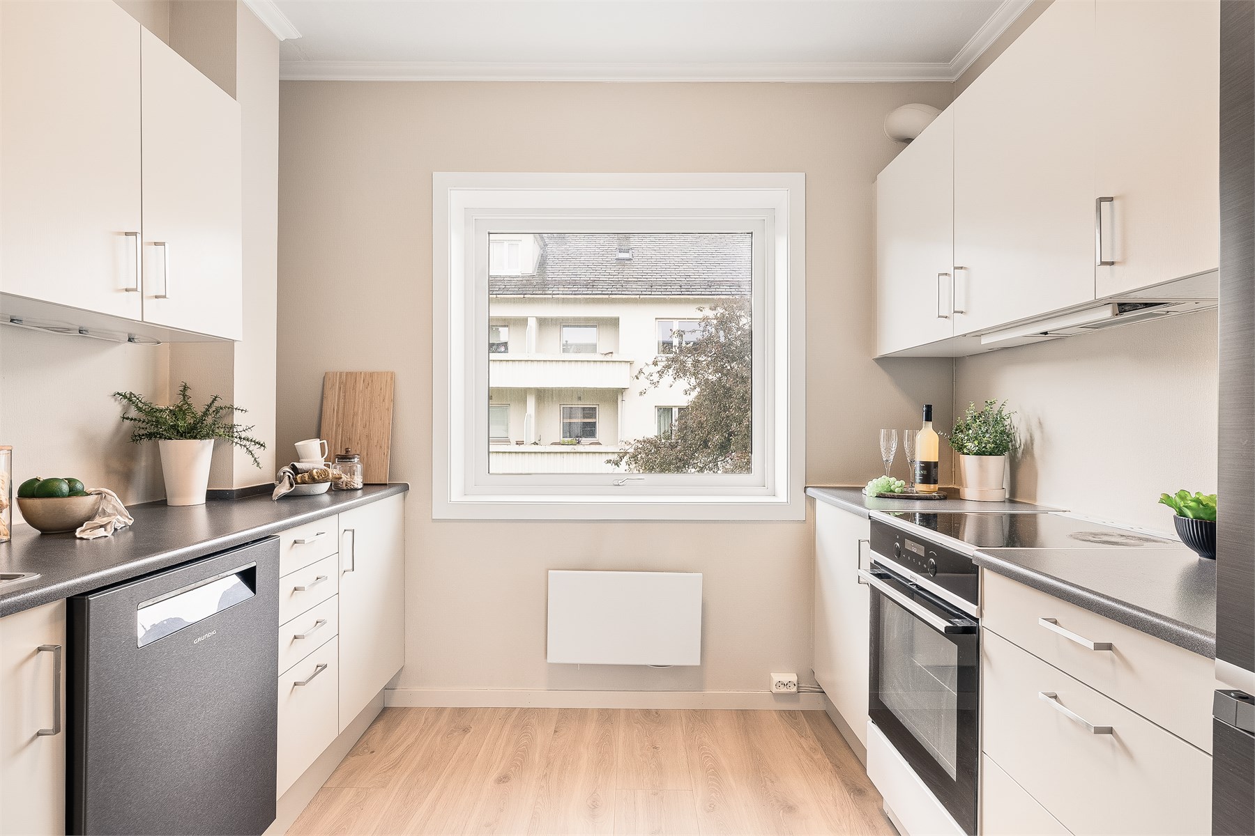 Tid for mat! Leiligheten har et Ikea kjøkken som er oppgradert med nymalte fronter av året, og innehar bla. oppvaskmaskin fra 2024, kjøleskap fra 2023 og komfyr med indusjonstopp fra 2019.