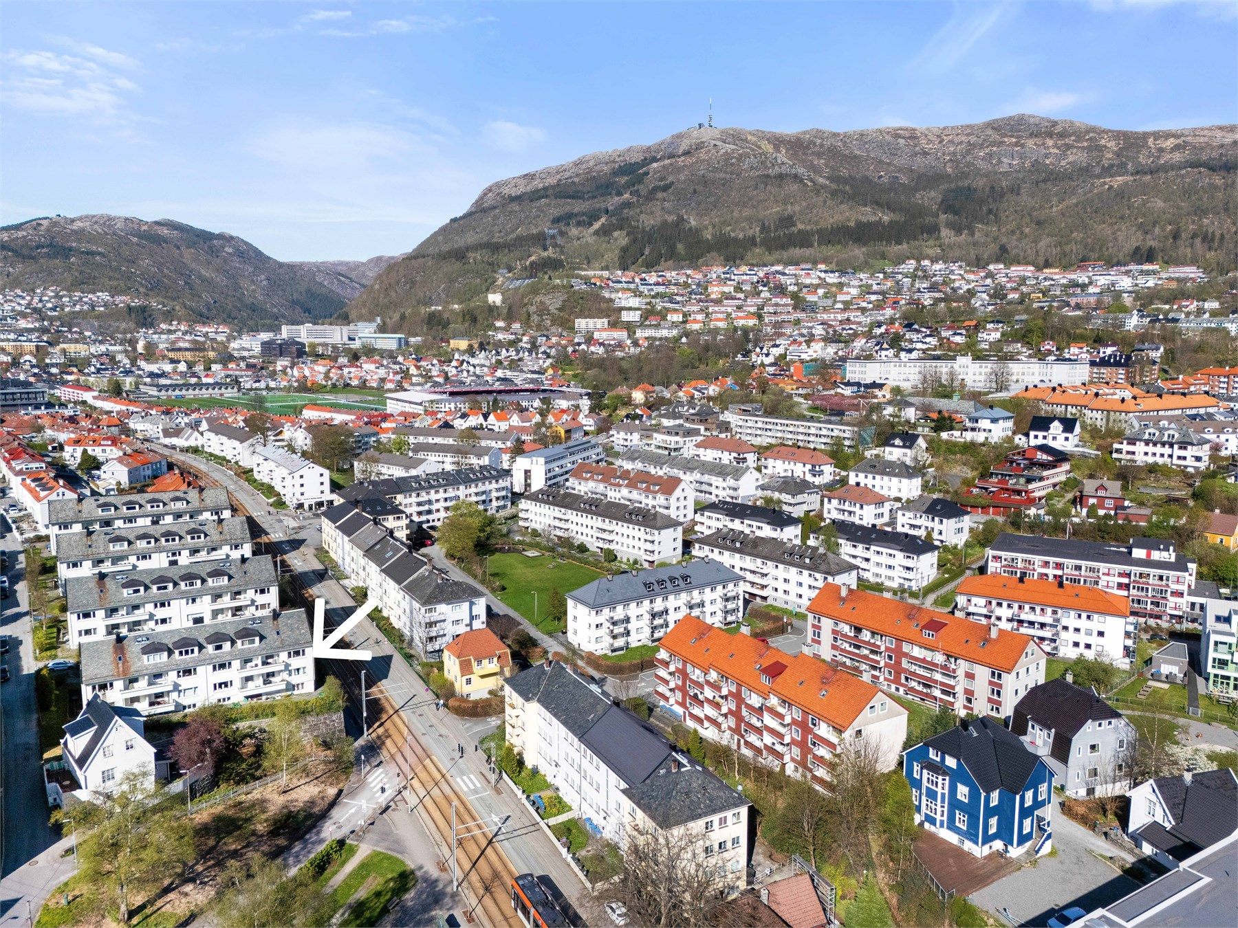 Beliggenheten gir kort sykkelavstand til Haukeland Sykehus, Odontologen og Haraldsplass, samt øvrige studie- og arbeidsplasser i Helseklyngen. Høgskulen på Vestlandet kan man gå til, og det er ellers rask tilkomst til studie- og arbeidsplasser i sentrum.