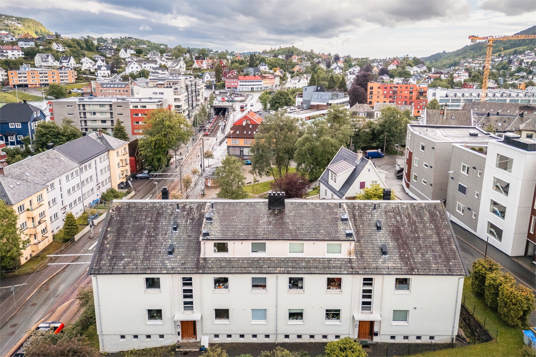 I Falsens vei 68b bor man sentralt, men samtidig i et rolig og stille nabolag. Man har alt man trenger like utenfor døren, samtidig er man bare en kjapp bybanetur unna hjerte av Bergen sentrum.