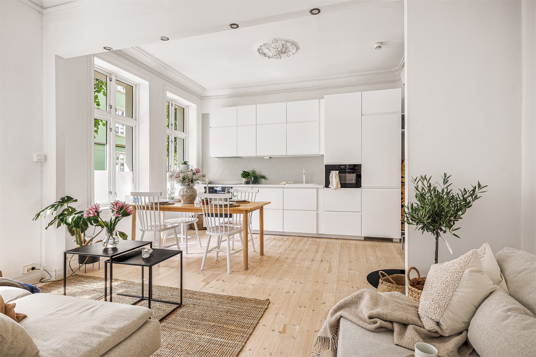 Den store stuen er en drøm av et oppholdsrom, her møtes sjarm og moderne kvaliteter på den beste måten.