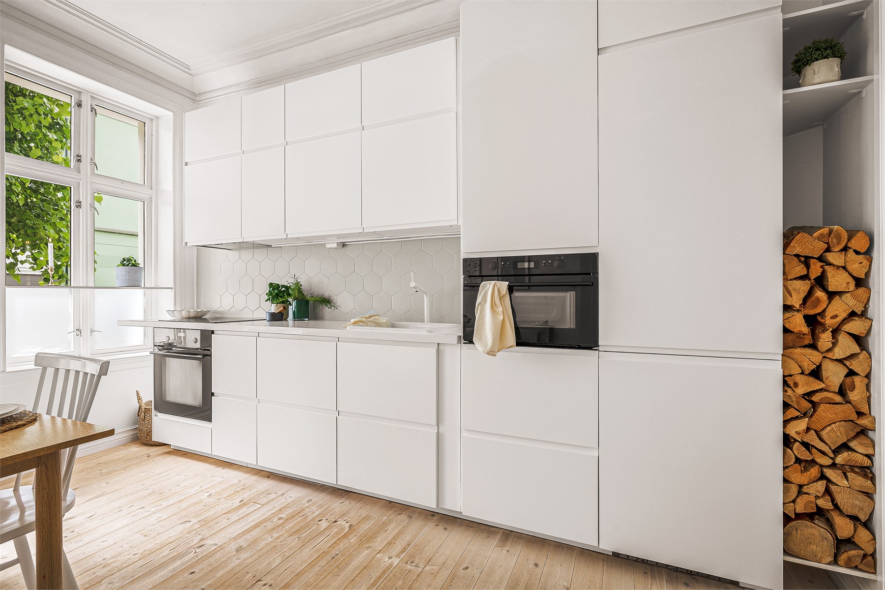 Kjøkkenet er ihht. opplysninger fra tidligere eier fra ca. 2017. Dette er fra Ikea og leveres komplett med hvitevarer som oppvaskmaskin, kjøleskap med frys, keramisk platetopp, ovn og mikrobølgeovn.