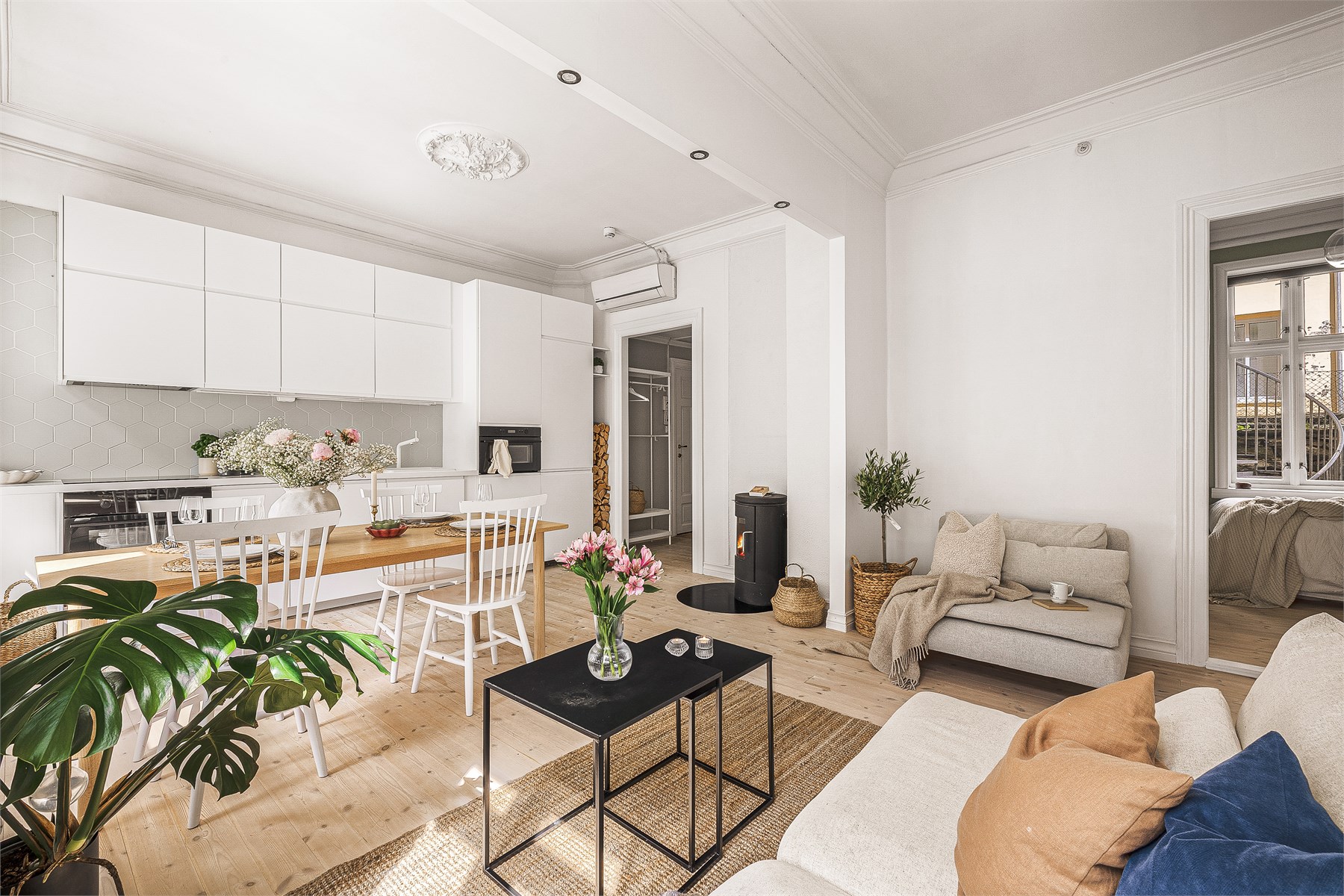 Legg merke til de høye døråpningene, profilerte dører og rosett i tak. Dette, kombinert med moderne belysning med downlights, samt varmepumpe, skaper et innbydende men også behagelig hjem. 