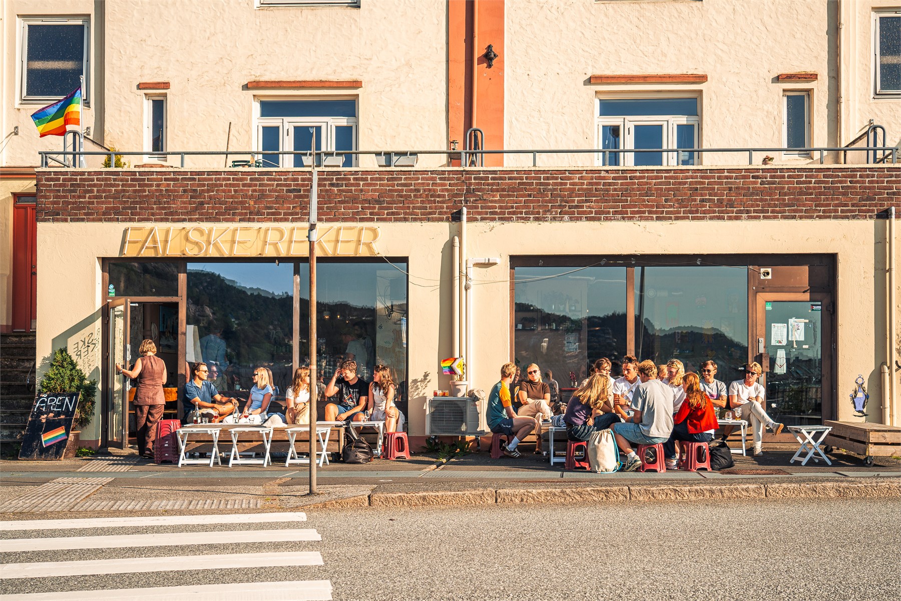 Falske Reker er en liten perle av en nabolagsrestaurant - uformell, leken og lokalt forankret. Her møtes naboer til naturvin og snacks, og stemningen er like god på en tirsdag som en fredag. Å ha et sted som dette rett nedi gaten er ekte hverdagsluksus.