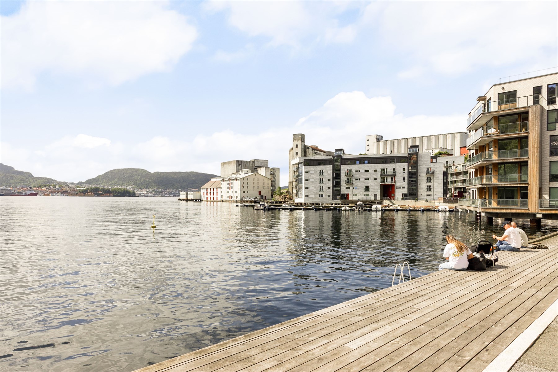 Kun få minutters gange fra boligen finner du Nyhavn Kai – et populært område for bading og sosiale sammenkomster i herlige omgivelser.