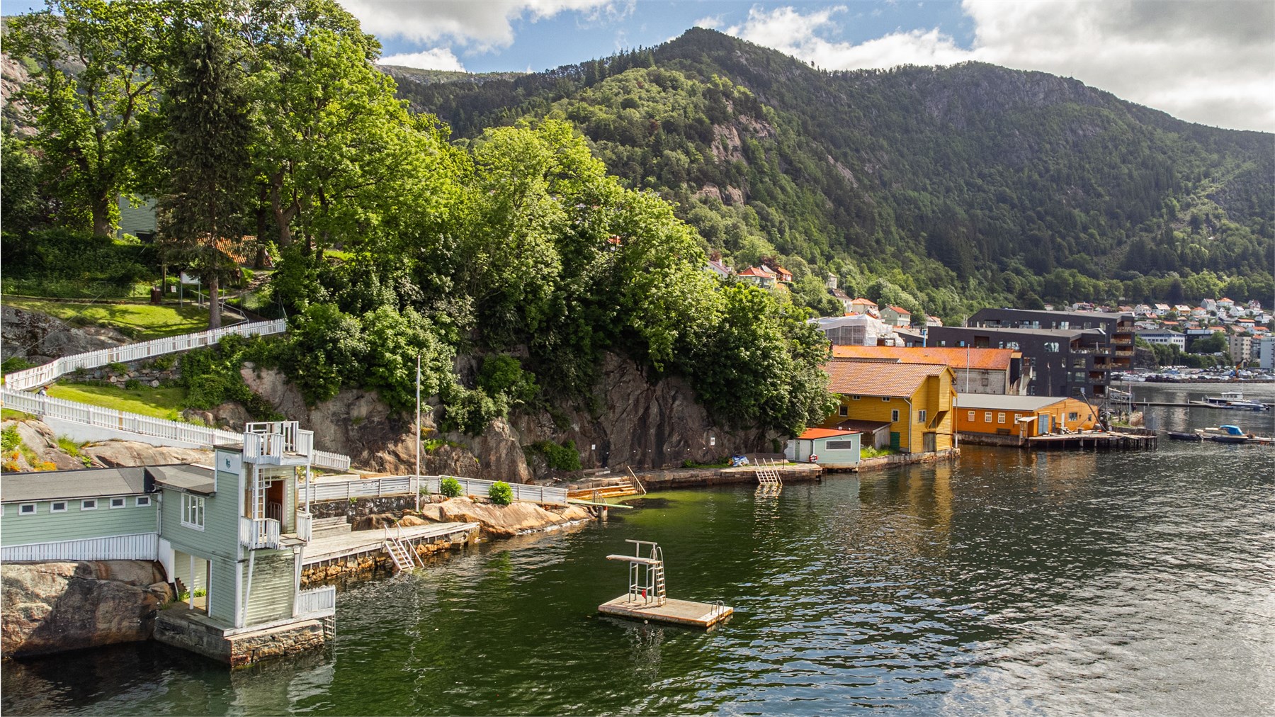 Dette er et populært samlingspunkt hvor du kan nyte sjølivet, ta et forfriskende bad eller slappe av ved vannkanten.