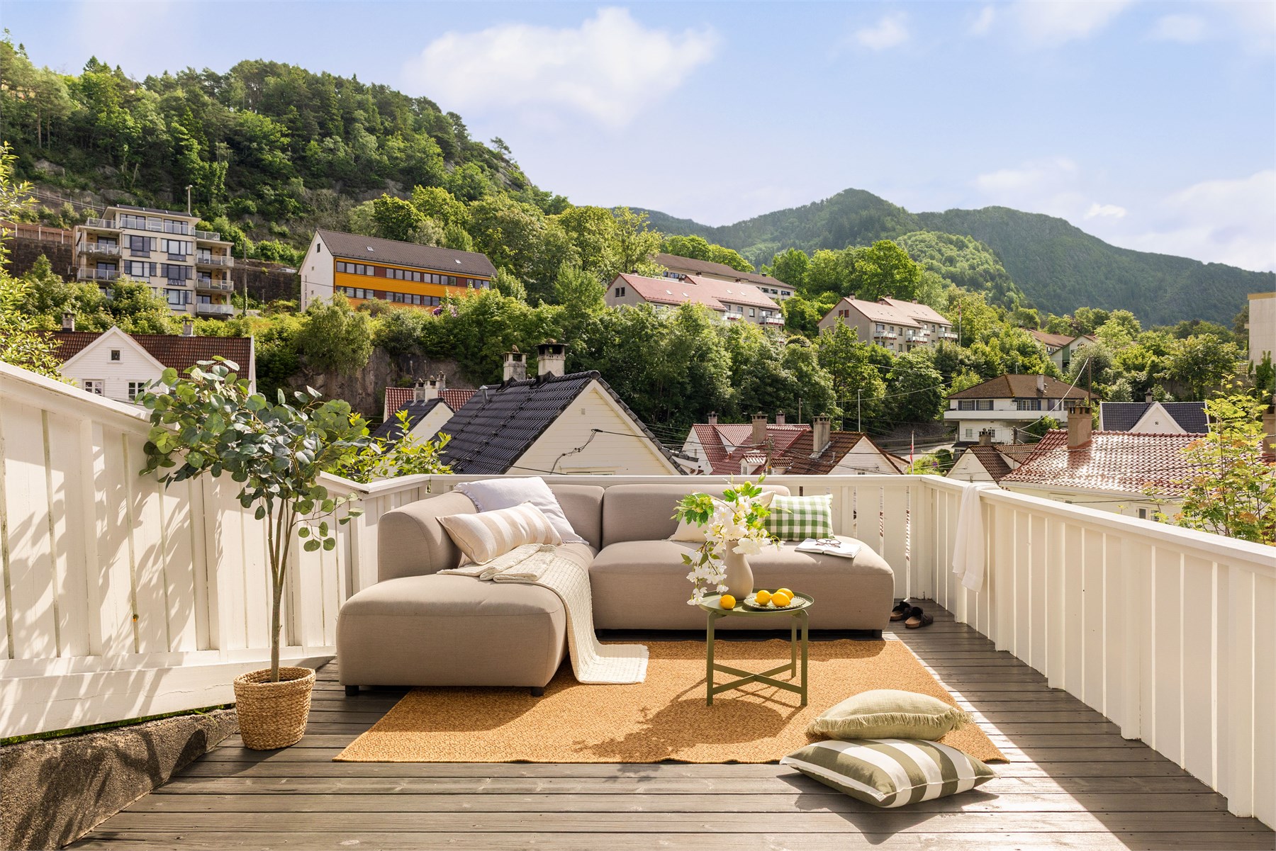 Stor og privat terrasse med god plass til utemøbler, flotte solforhold og utsikt mot de grønne omgivelsene og byfjellene.