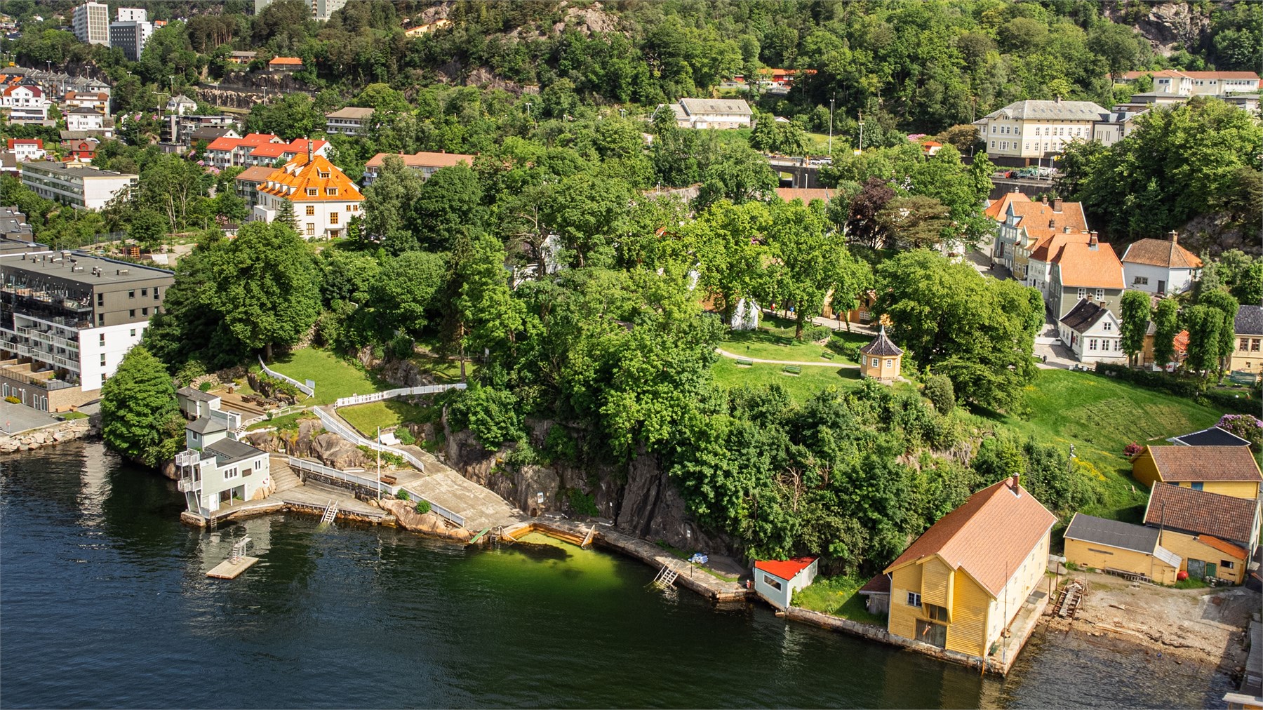 Sandviken Sjøbad ligger kun få minutter fra boligen og gir flotte bademuligheter året rundt.