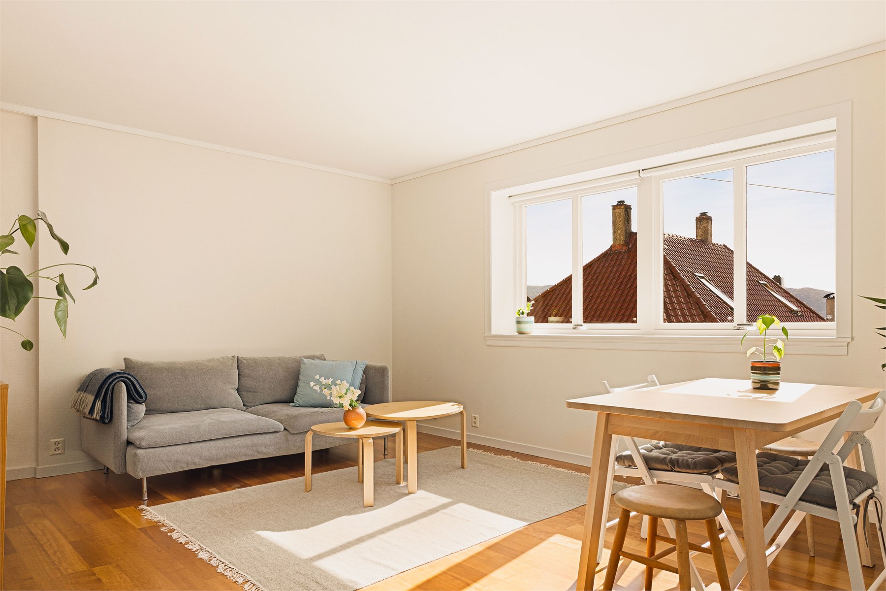 Stuen måler til 17,2m² og enkelt innredes med både sofaseksjon og spisebord. 