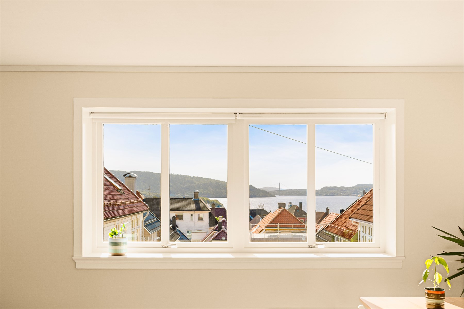 Utsikten oppleves som en naturlig forlengelse av rommet, hvor sjøen og lyset trekkes inn og gir leiligheten en helt egen ro og atmosfære.