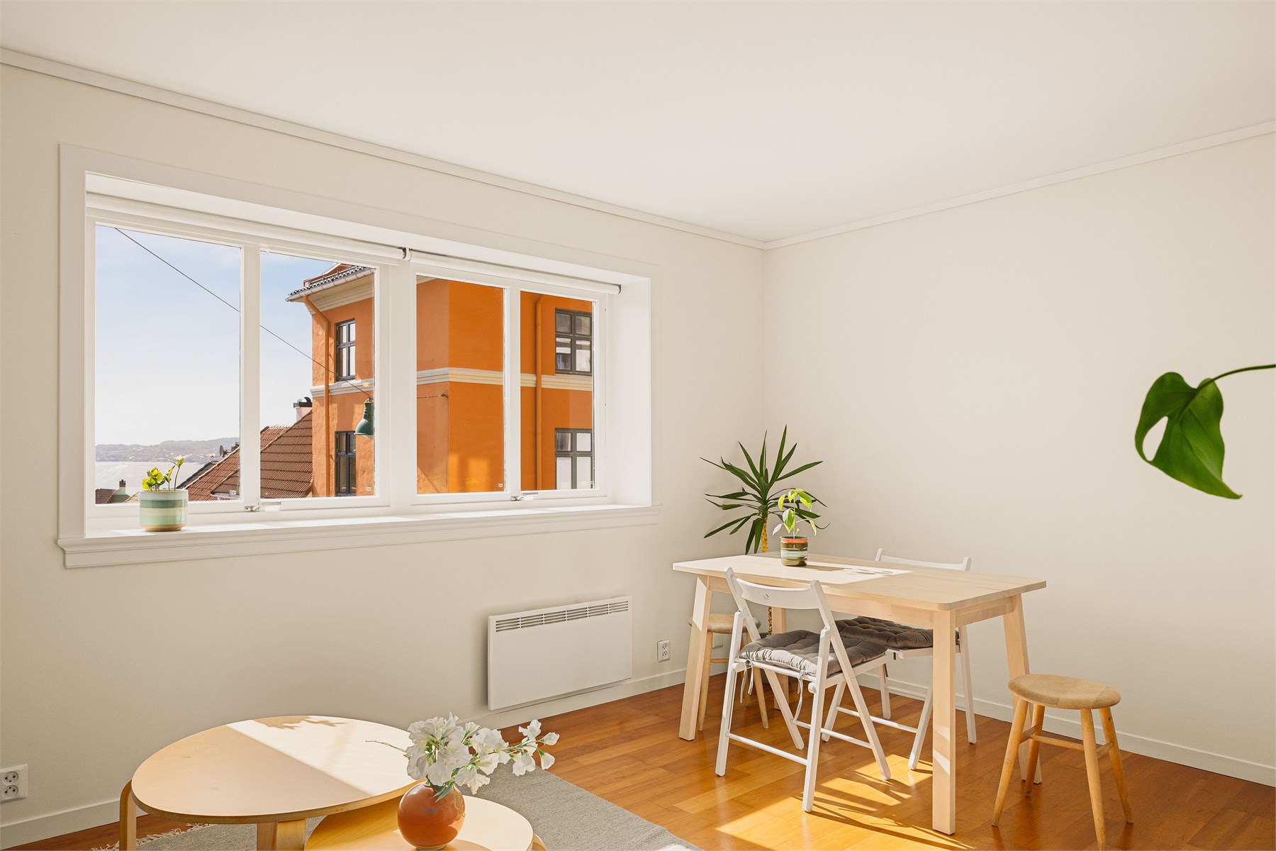 Det er god plass til å innrede med spisebord for hyggelige sammenkomster med venner og familie. 