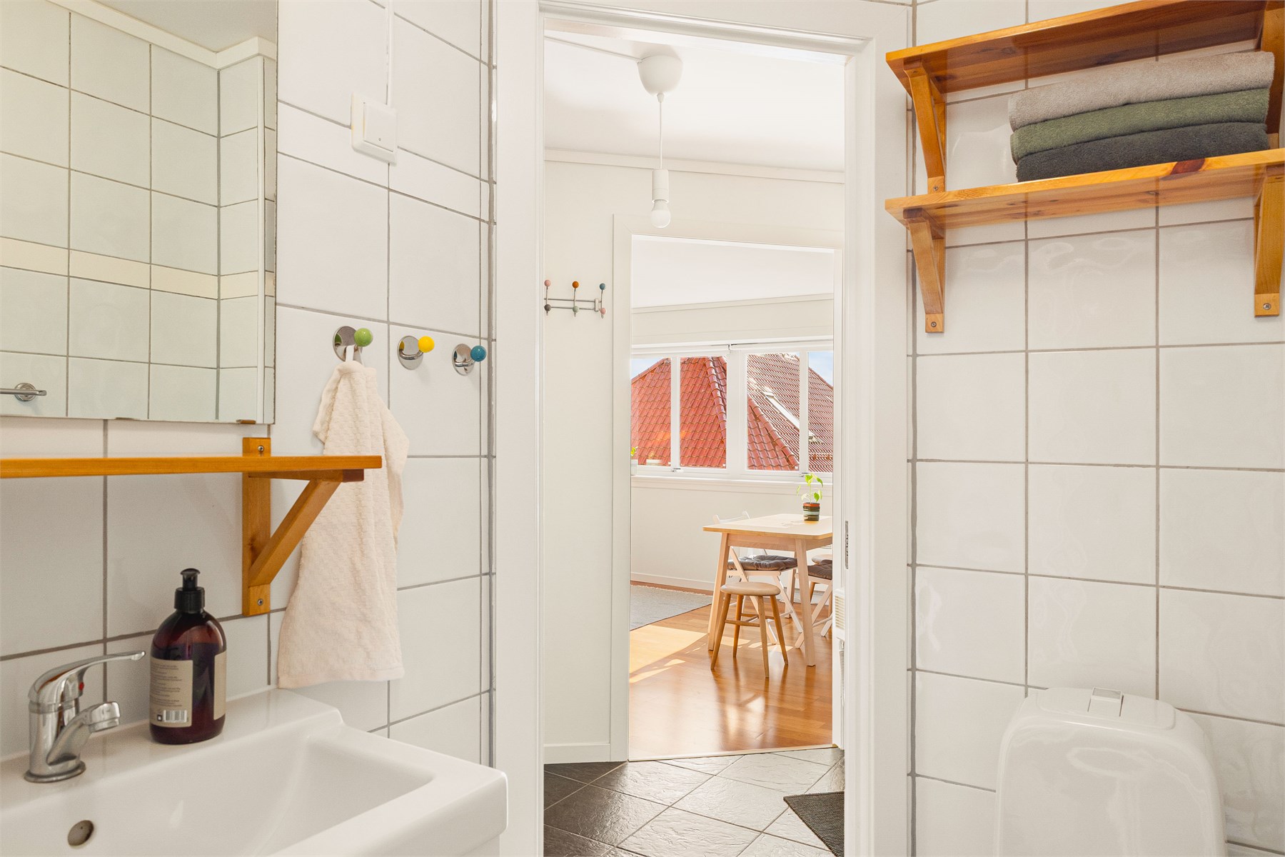 Badet har fliser på gulv og vegger samt varmekabler i gulv. Baderomsviften ble skiftet i 2019. 