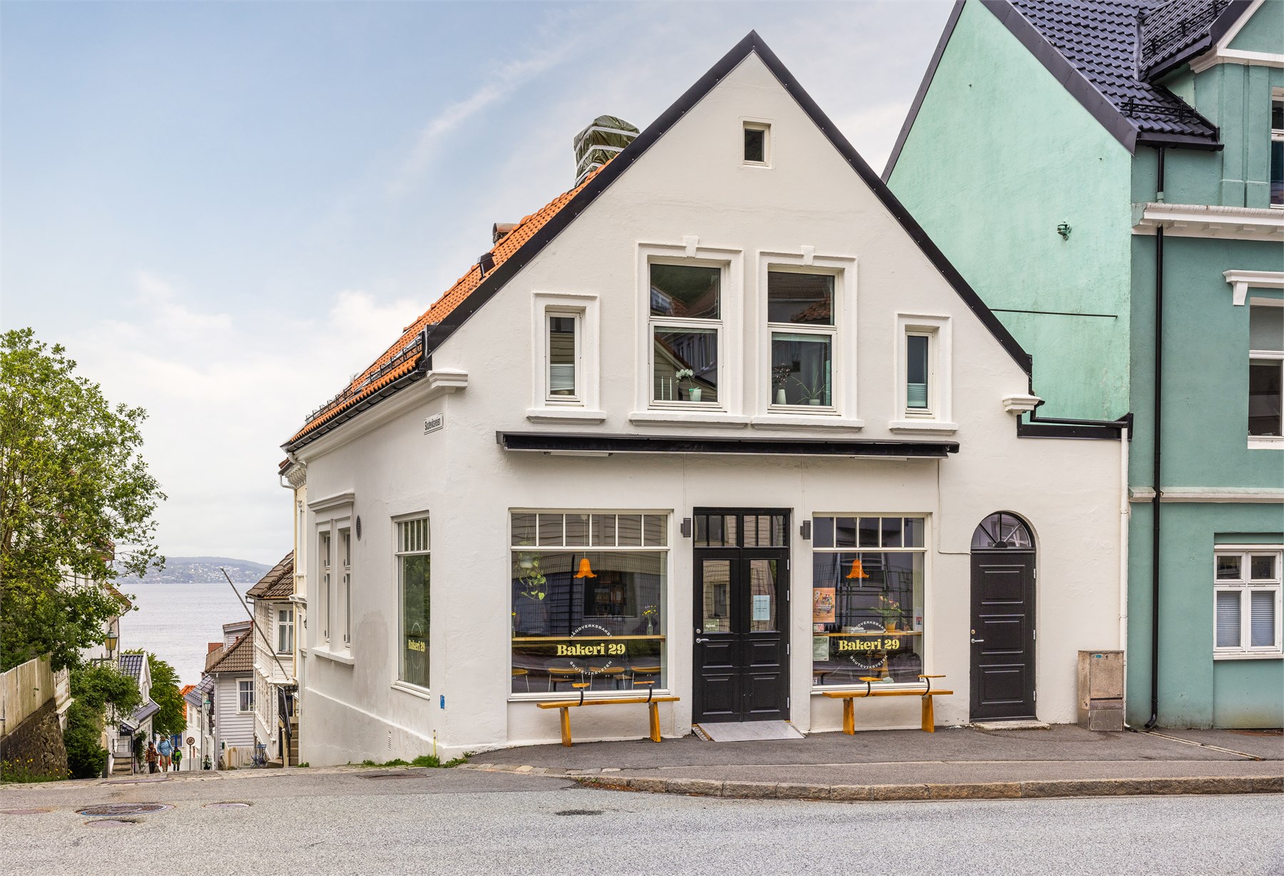 Bakeri 29 er altså en av Sandvikens små skatter - et nabolagsbakeri hvor du kjenner lukten av nybakt brød før du ser skiltet. Her kan du starte dagen med surdeigsbrød og sterk kaffe, eller ta med bakst hjem til helgefrokosten. En lokal favoritt.