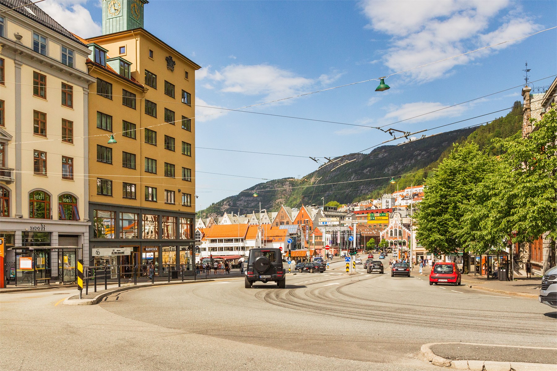 Det ikoniske Fisketorget ligger sentralt til ved Vågen og er en av Bergens mest populære attraksjoner. Her kan man oppleve byens maritime sjel, nyte ferske delikatesser fra havet og ta del i det yrende bylivet langs havnefronten.