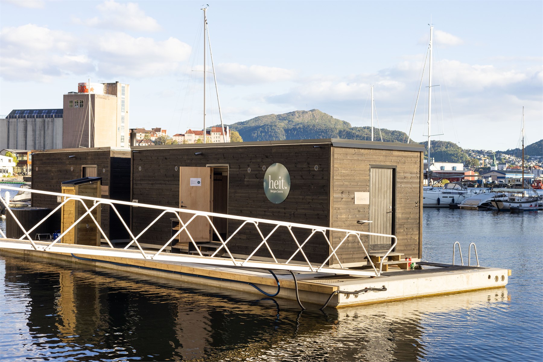 I Sandviken finner du populære Heit Sauna – et attraktivt møtested ved sjøen hvor varme badstueopplevelser kombineres med forfriskende sjøbad og flott utsikt over Byfjorden. Et perfekt sted for rekreasjon året rundt.
