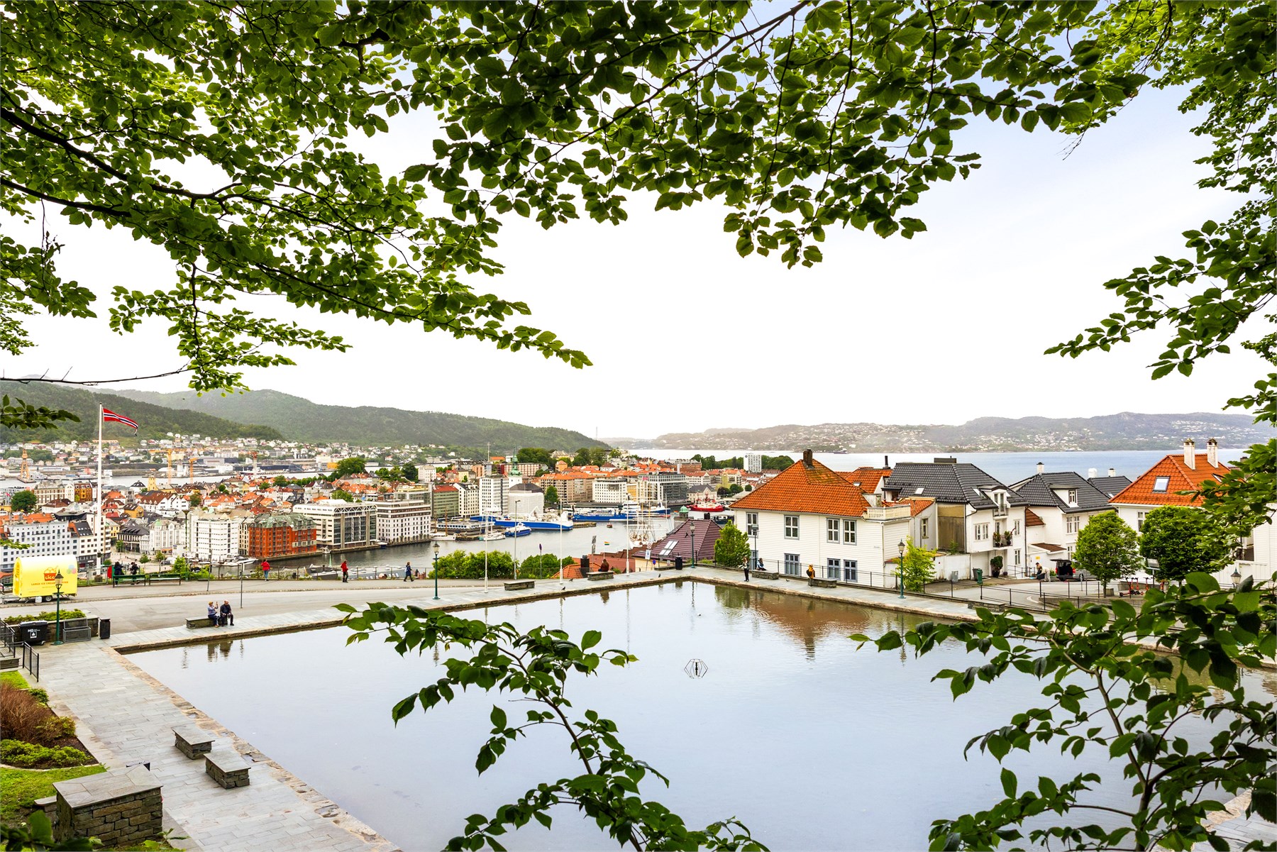 Fra Skansen kan du nyte en av Bergens flotteste utsikter, med vidstrakt panorama over by, fjord og fjell. Det historiske området er et populært utfartssted som byr på flotte turmuligheter og naturopplevelser rett utenfor sentrum.