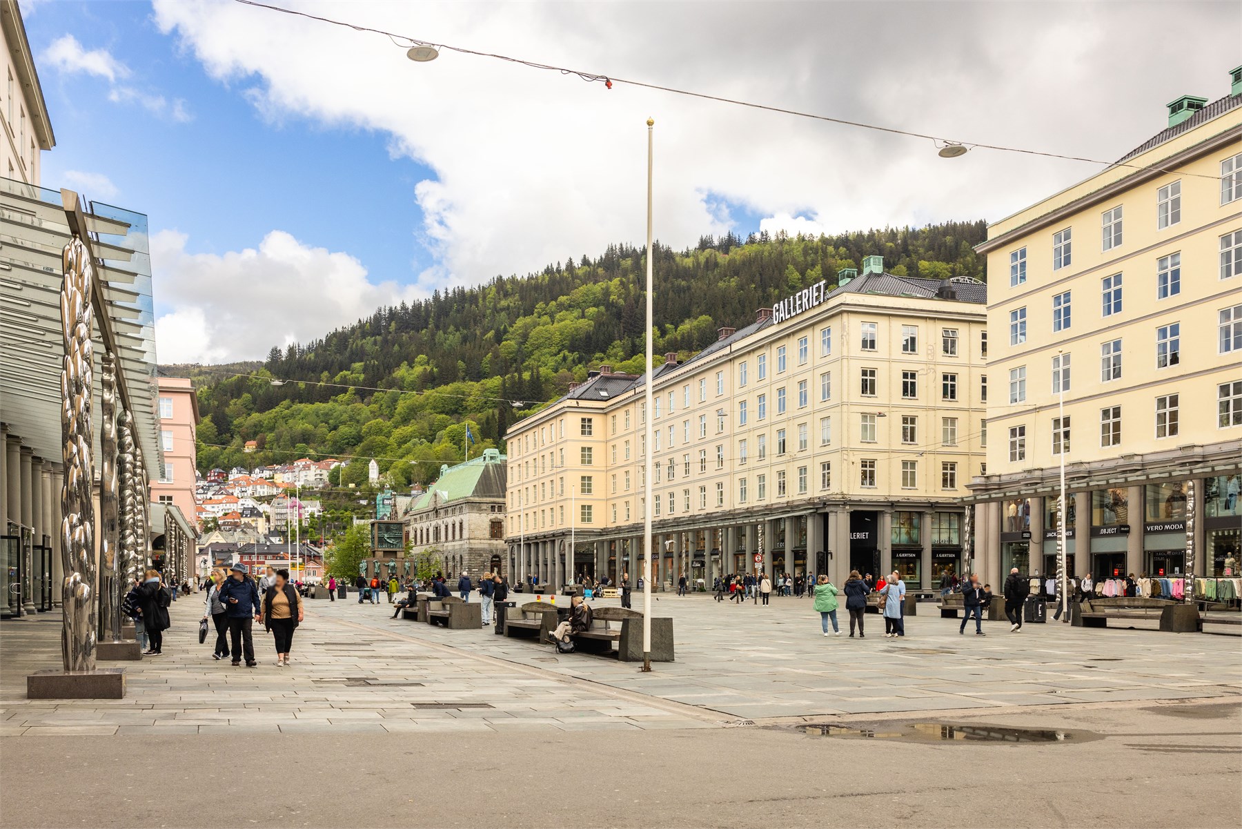 Til Bergen sentrum med et bredt utvalg av fasiliteter og servicetilbud er det ca. 10 minutter med bil. 
