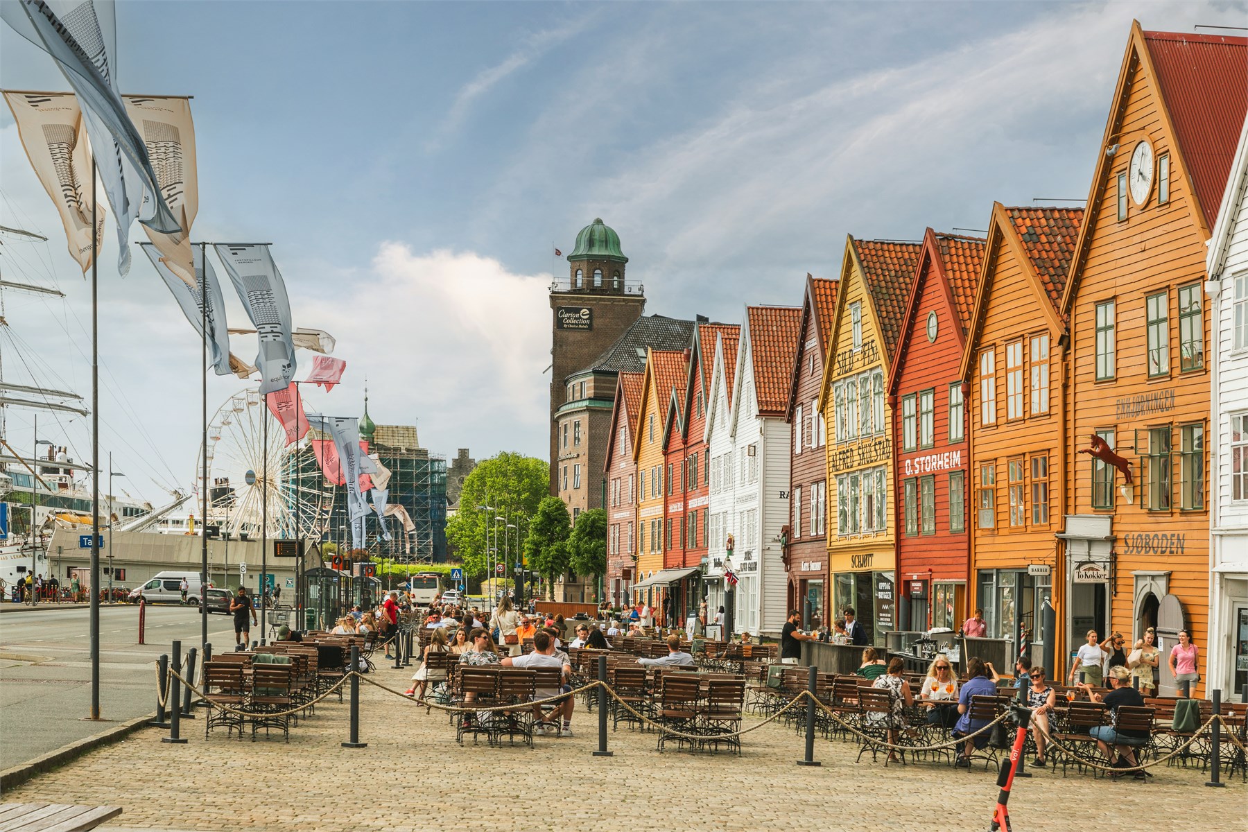 Bryggen er et av Bergens mest ikoniske landemerker og representerer byens unike kombinasjon av historie, kultur og levende byliv.