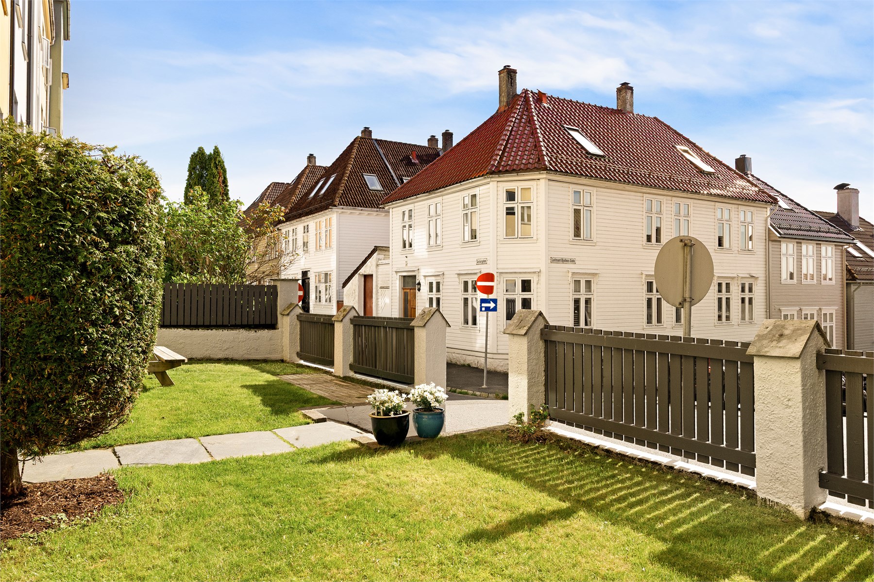 Her bor du i en skjermet og rolig sidegate, samtidig som både byliv, sjø, parker og fjell ligger innen kort rusleavstand.