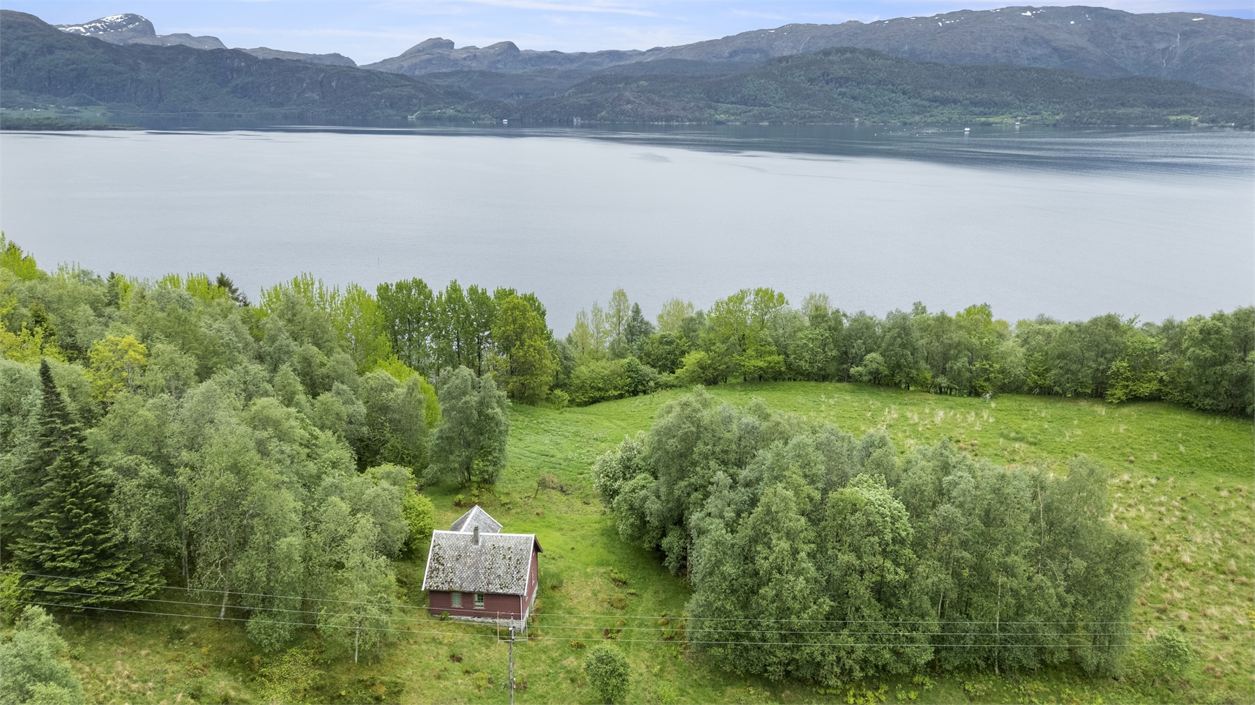 - Eiendommen har delvis utsikt til Førdefjorden - 