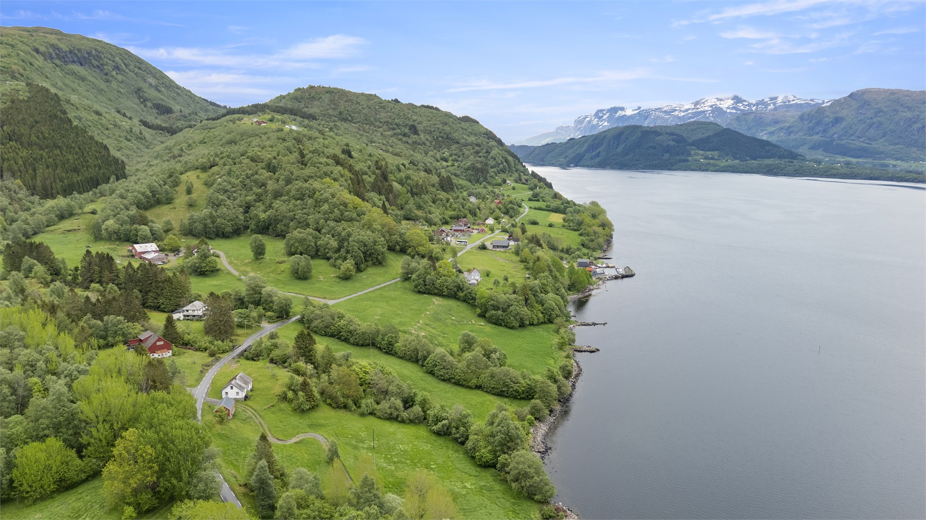 - Det er ca 6 km til nærbutikk i Vevring og 10 km til Stavang - 