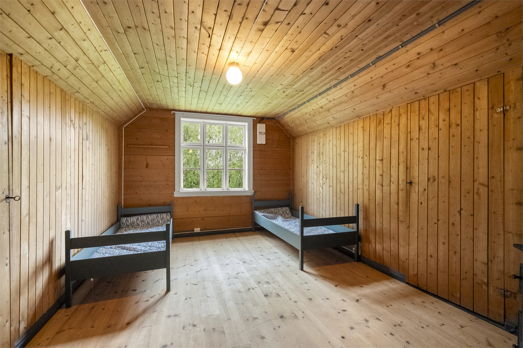 - Loftetasjen består av gang og to soverom av god størrelse - 
